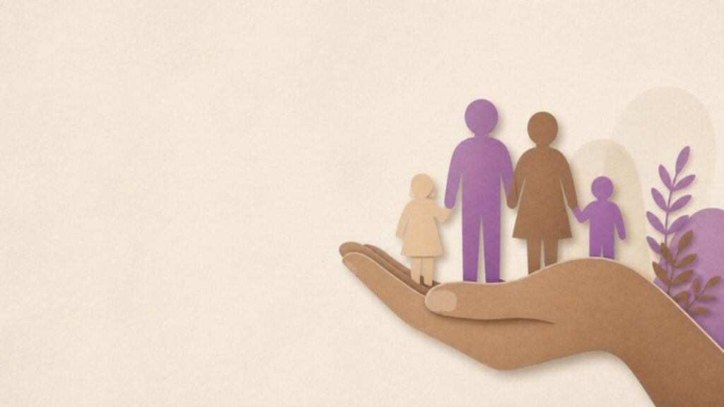 Ilustração de uma mão aberta protegendo figuras de papel de uma família, em tons de bege, marrom e roxo